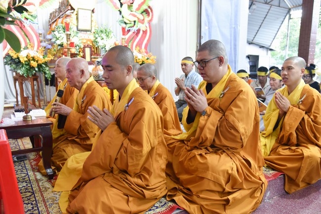 Visiting Late female Novice Thich Nu Phuc Tho Funeral in Bình Dương